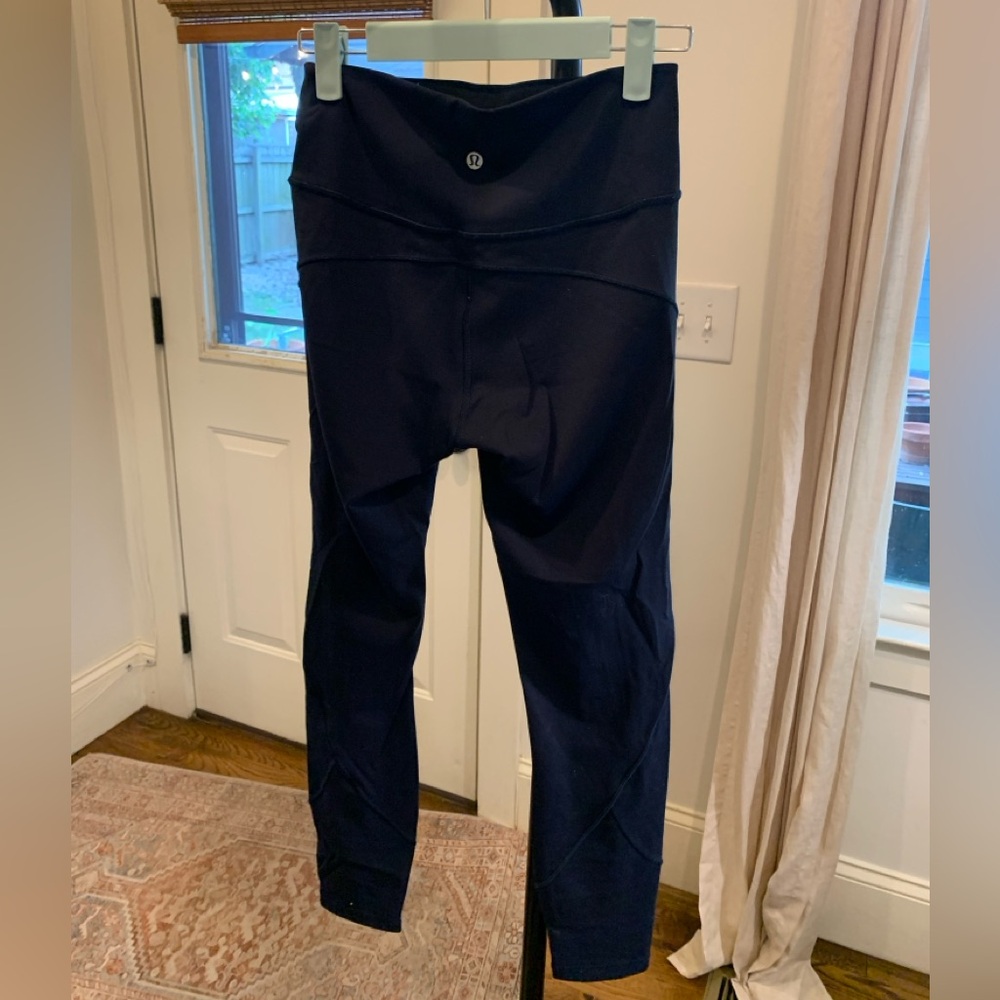 Navy Lululemon leggings.